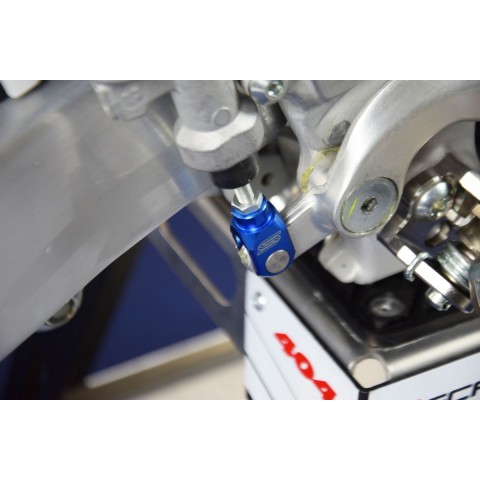 SCAR RACING КІНЕЦЬ ОСІ ГАЛЬМІВНОГО НАСОСА ЗАДНІЙ YAMAHA YZ 125 '03-'25, YZ 250 '03-'25, YZ 250F '03-'25, YZ 450F '03-'25, WR 250F '03-'25, WR 450F '03-'25, YZ 125X '17-'25, YZ 250X '16-'25, YZ 250FX '15-'25, YZ 450FX '16-'25 КОЛІР СИНІЙ