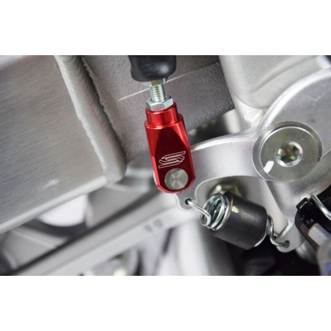 SCAR RACING КІНЕЦЬ ОСІ ГАЛЬМІВНОГО НАСОСА ЗАДНІЙ KAWASAKI KX 250 '19-'25, KX 450 '19-'25, KX 250X '21-'25, KX 450X '21-'25, BETA RR 250 / 300 / 350 / 390 / 430 / 480 '13-'25 КОЛІР ЧЕРВОНИЙ