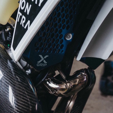 X-GRIP АКЦІЯ ЗАХИСТ РАДІАТОРА (КОМПЛЕКТ) KTM EXC, EXC-F '20-'23, SX/SX-F '19-'22, HUSQVARNA TE/FE '20-'23, KTM SX/SX-F, HUSQVARNA TC/FC '20-'23, GASGAS EC/EC-F, MC/MC-F '21-'23 КОЛІР СРІБНИЙ