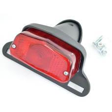 EMGO 2025/02 ЗАДНЯ ФАРА ДЛЯ КЛАСИЧНИХ МОТОЦИКЛІВ З КРІПЛЕННЯМ ДЛЯ НОМЕРНОГО ЗНАКА КОЛІР ЧОРНИЙ (ЗРАЗОК LUCAS) (1963 - 1973 РОКИ)